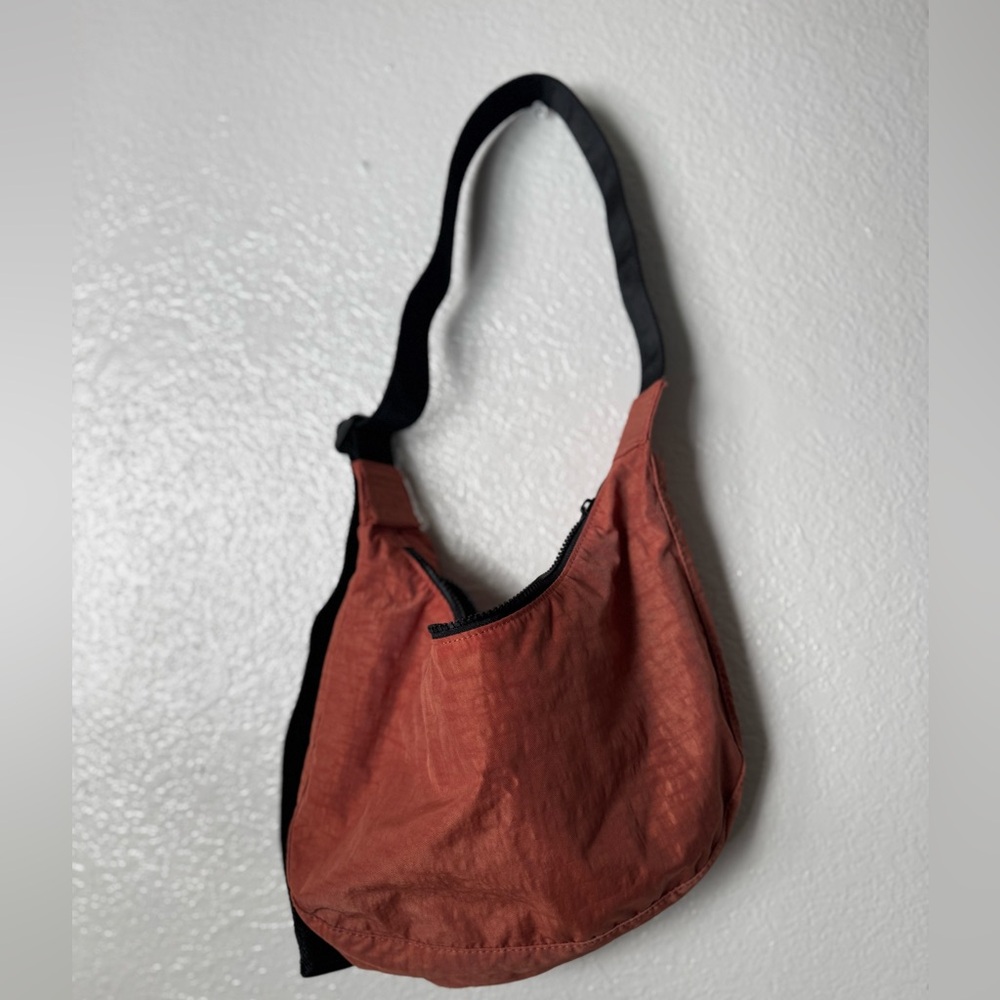 BAGGU rhubarb medium crescent